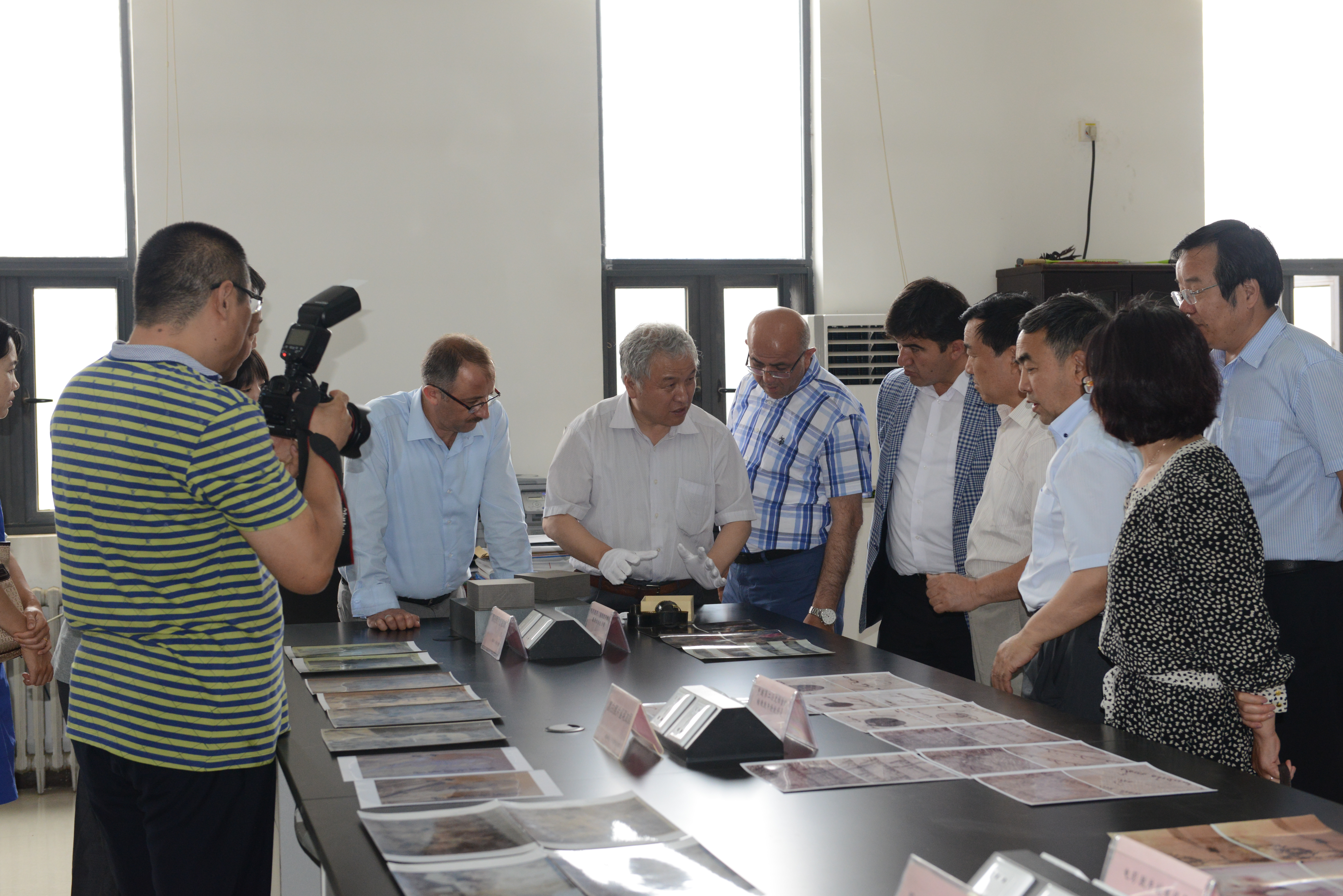 E:\网站建设\首页威廉希尔\2015-6-20土耳其国家档案总局局长访问我中心\土耳其国家档案总局局长访问我中心\参观影像档案修复现场.JPG