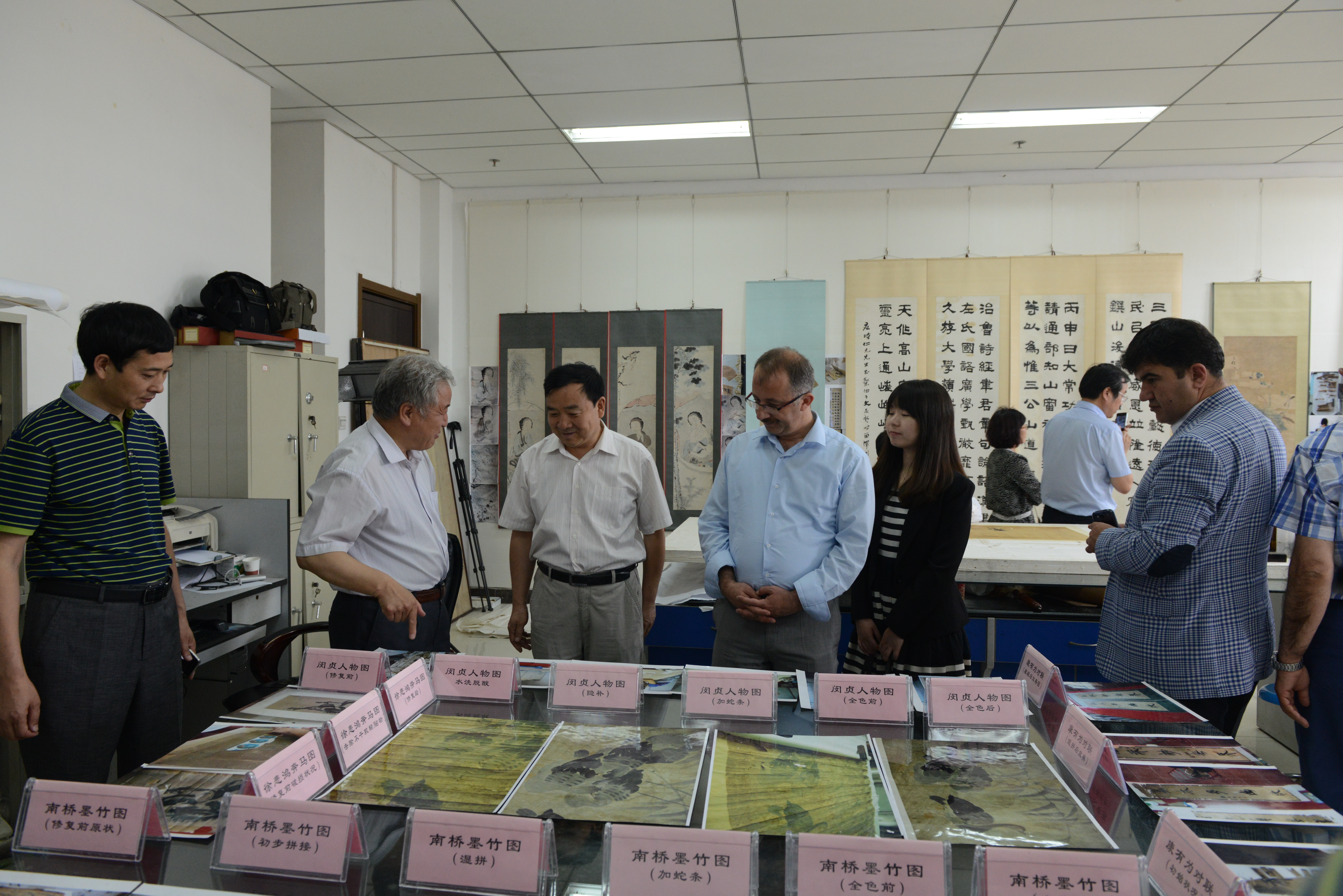 E:\网站建设\首页威廉希尔\2015-6-20土耳其国家档案总局局长访问我中心\土耳其国家档案总局局长访问我中心\参观古旧字画修复现场（左4为乌葛?尤耐尔局长，左3为王建领局长）.JPG