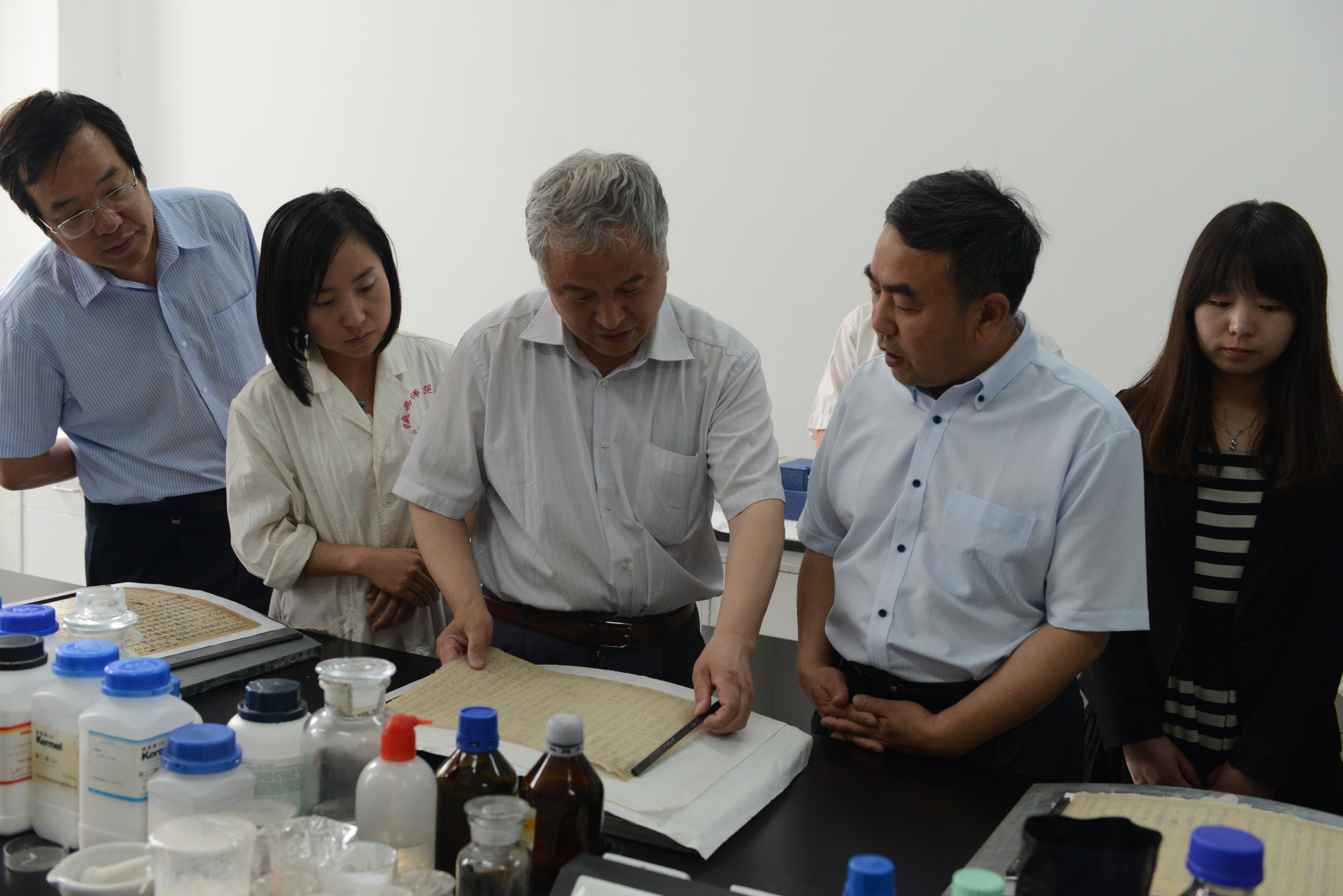 E:\网站建设\首页威廉希尔\2015-6-20土耳其国家档案总局局长访问我中心\土耳其国家档案总局局长访问我中心\参观古籍善本修复现场（右2为杨继波副局长）.JPG